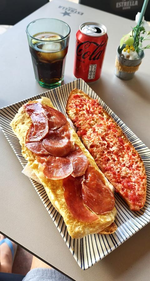 Bocadillo de tortilla y chorizo con pa amb tomàquet