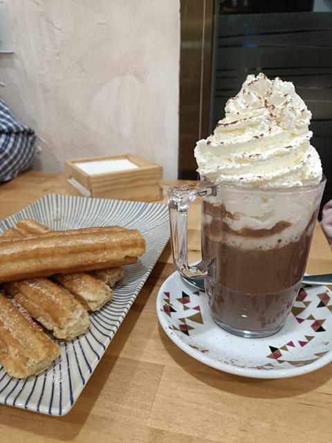 Churros con chocolate a la taza y nata