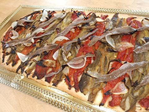Coca de recapte con escalivada y anchoas