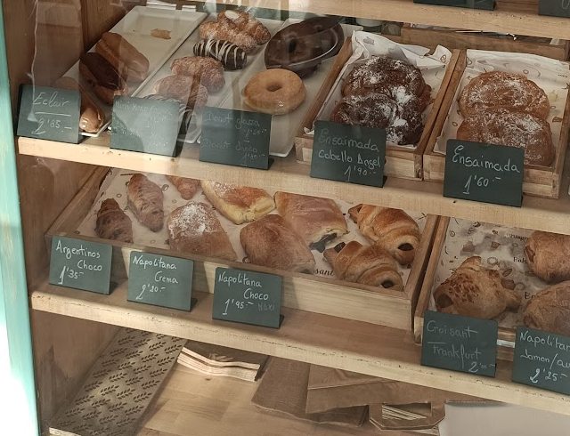 Etiquetas de pizarra escritas a tiza en la vitrina de pastas