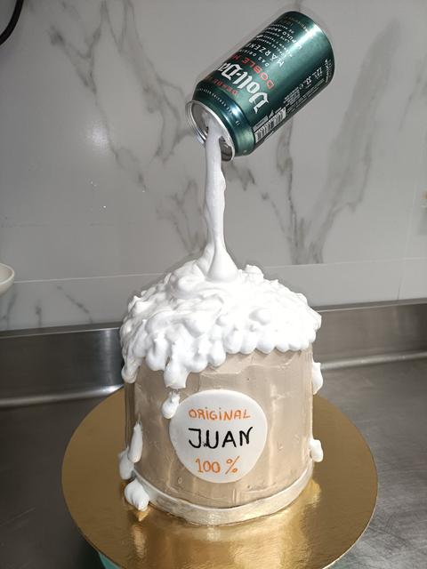 Tarta con forma de jarra de cerveza y una lata suspendida que la llena