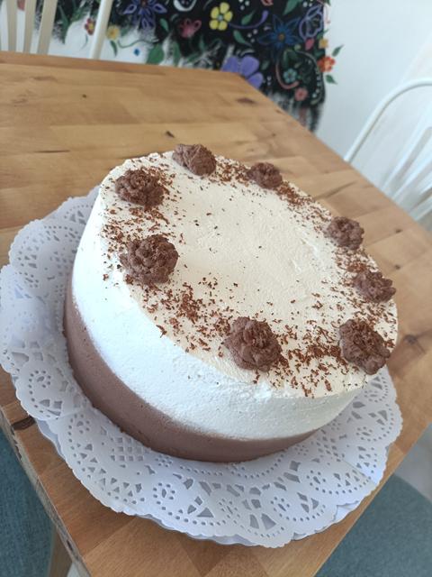 Tarta de mousse de chocolate y nata sobre una blonda