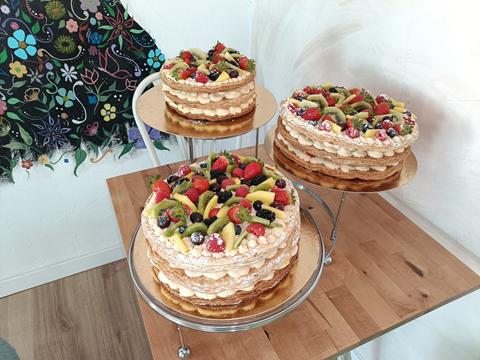 Tres tartas de hojaldre, crema y fruta fresca en un expositor de tres alturas